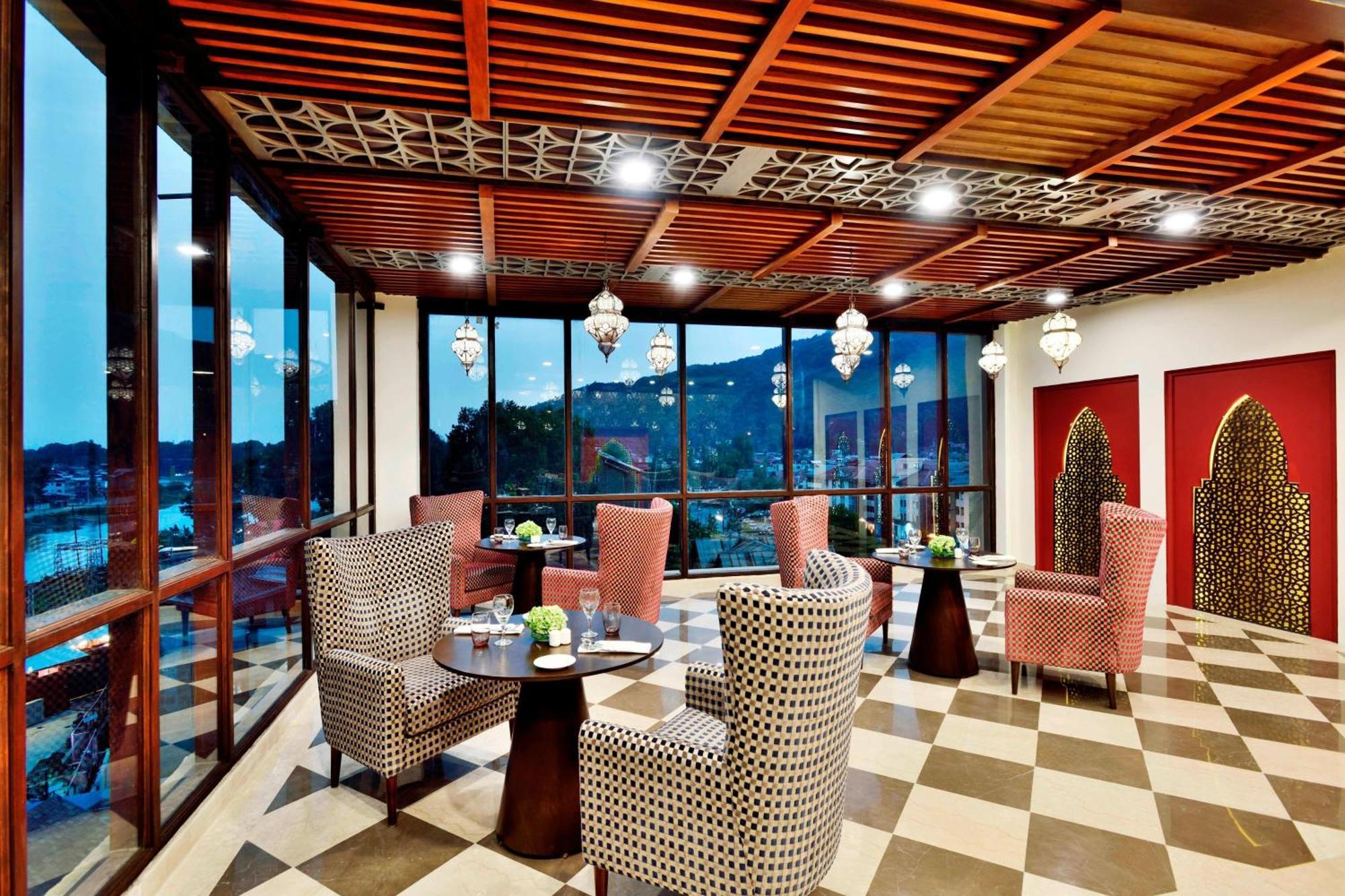 Four Points By Sheraton Srinagar Buitenkant foto